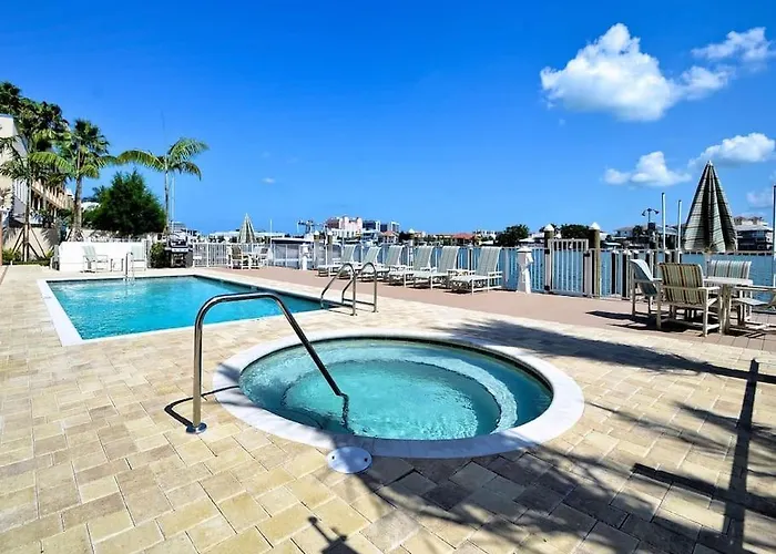 Waterfront -3br - 2kings -pool Balcony - * Clearwater Beach