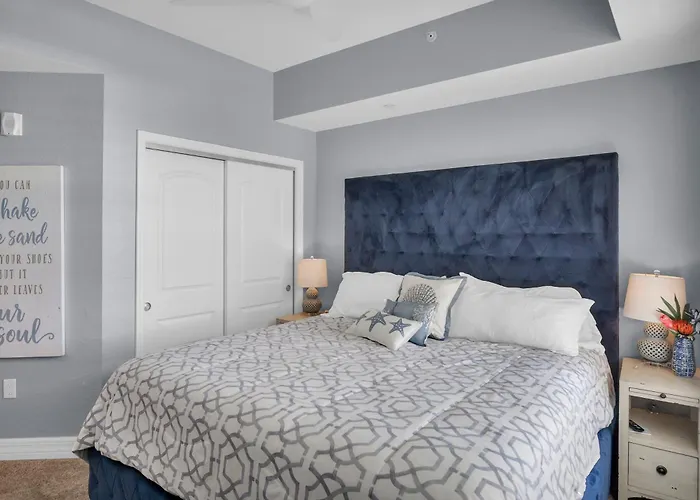 Waterfront -3br - 2kings -pool Balcony -